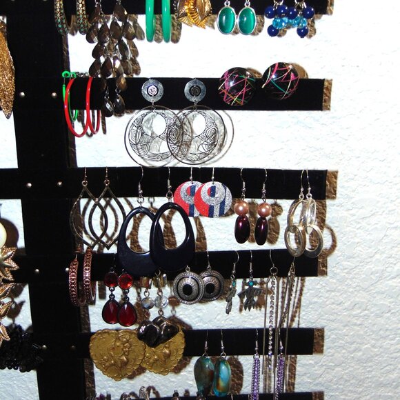 Vintage to Modern Lot of 50 pairs of earrings - Picture 3 of 4